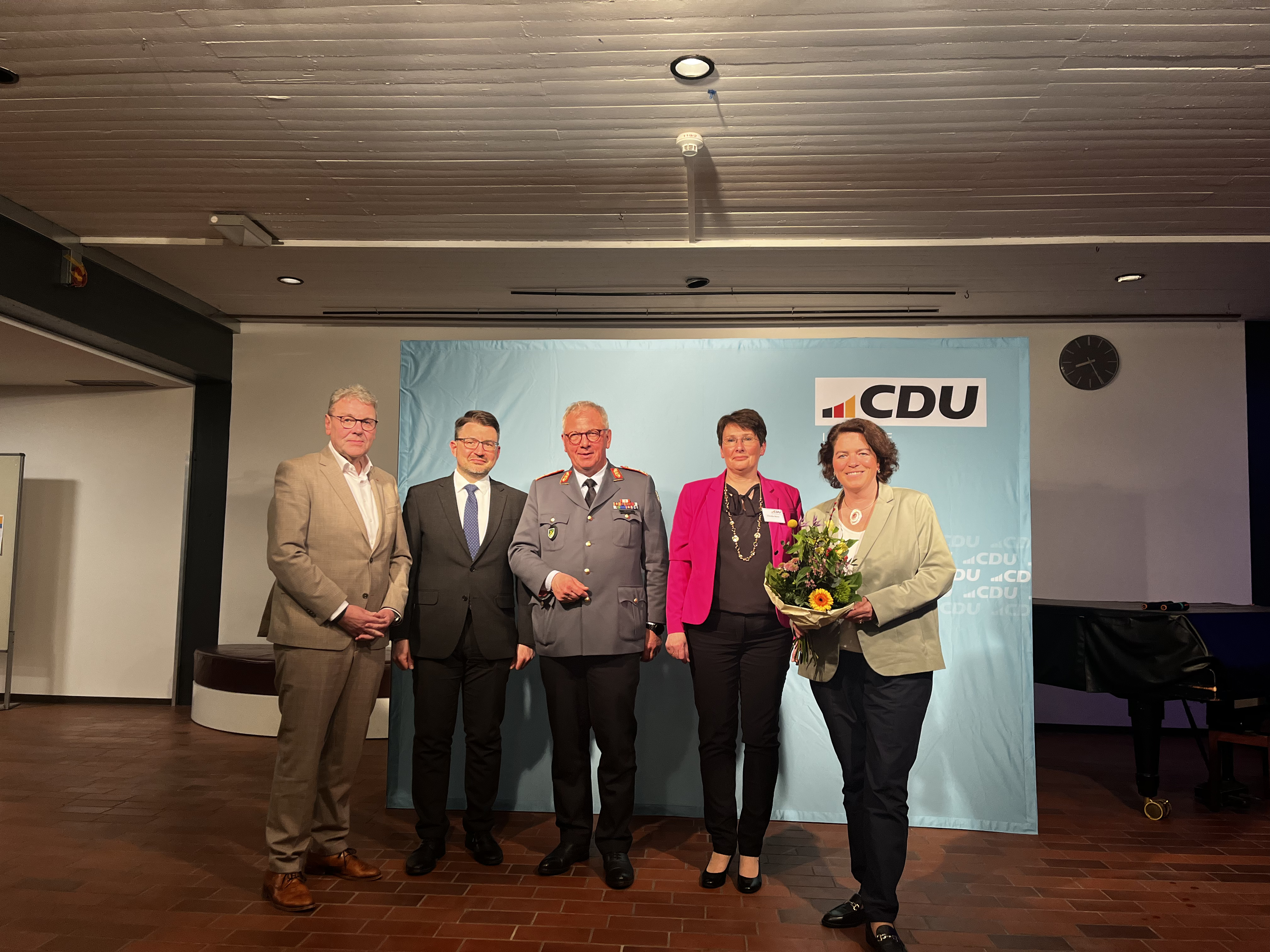 Von links: Landrat Meinolf Haase, B�rgermeister Christian Sauter, Generalmajor Andreas Henne, Gemeindeverbandsvorsitzende Claudia Meier, Bundestagsabgeordnete Kerstin Vieregge